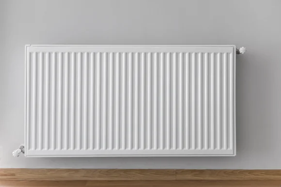 Weißer Heizkörper an einer Wand